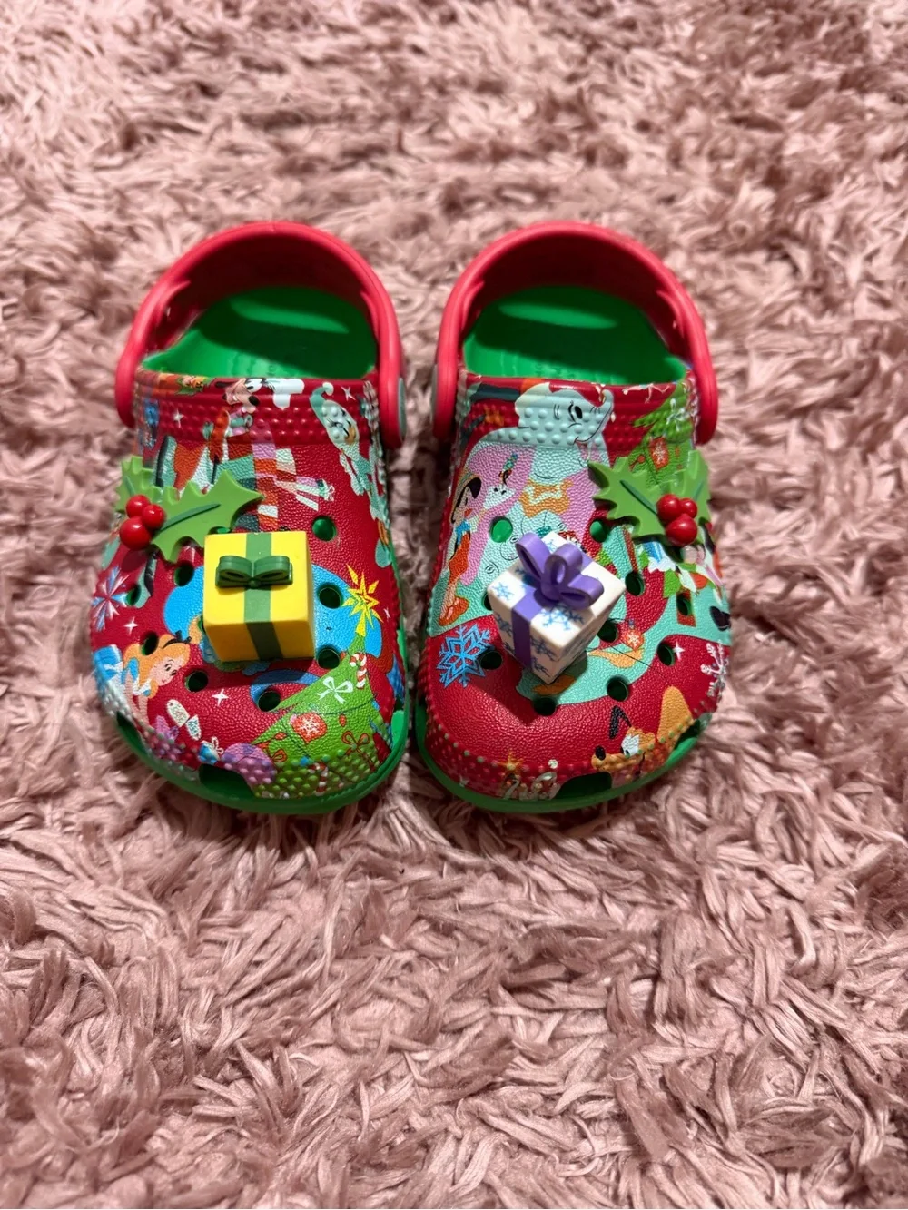 Disneyland Kids Holiday Red & Green Clog Shoes with Gift Charms size 7c
